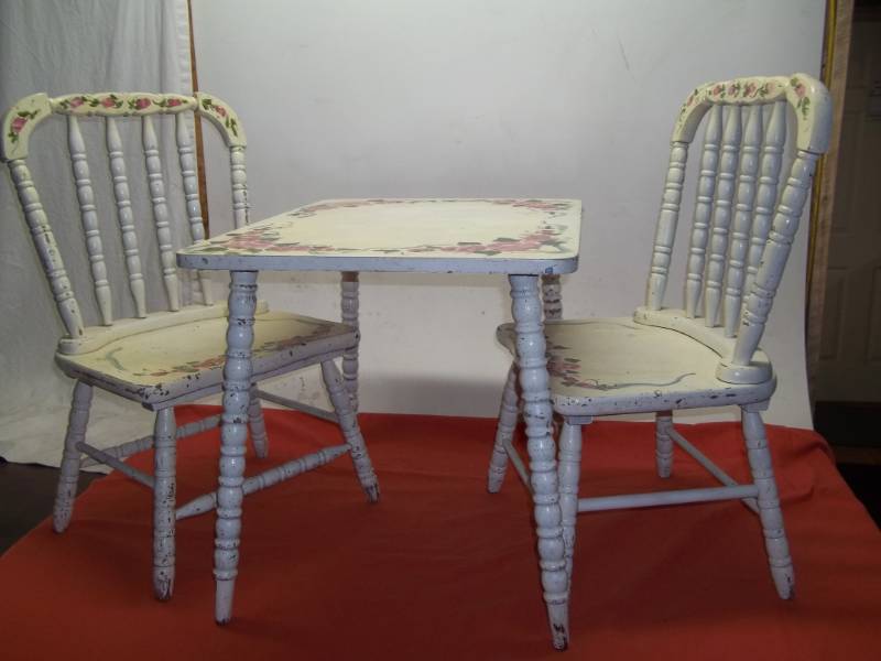 lot 130 image: Kids Play Table