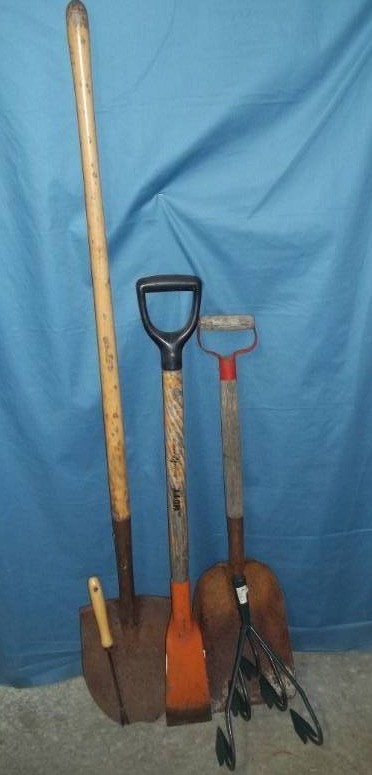 lot 137 image: Yard Tools