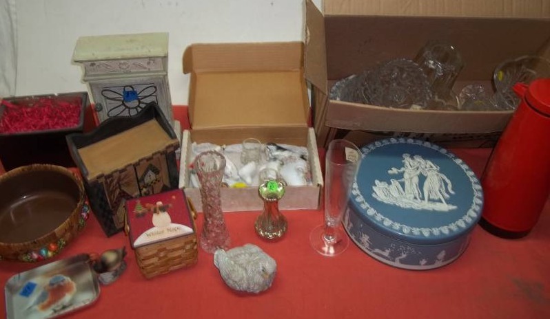 lot 57 image: Assorted Housewares and Home Decor
