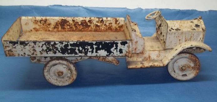 lot 172 image: Vintage Keystone Dump Truck Toy