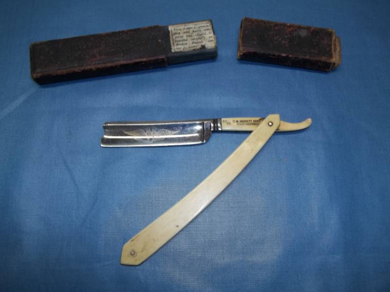lot 193 image: Vintage Straight Edge Razor