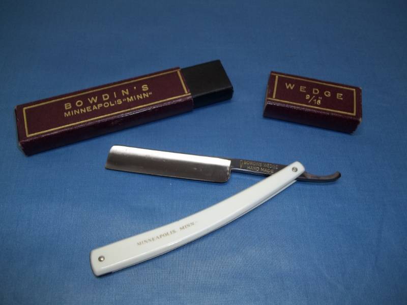 lot 194 image: Vintage Straight Edge Razor