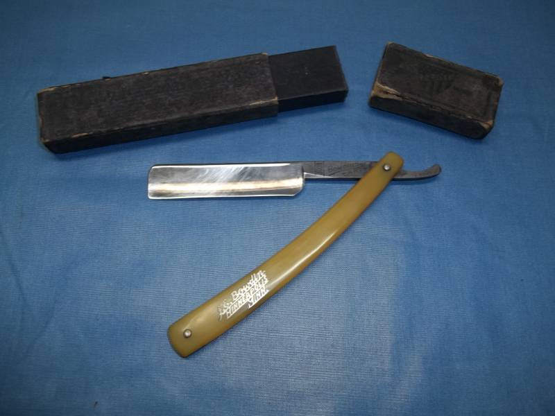 lot 195 image: Vintage Straight Edge Razor