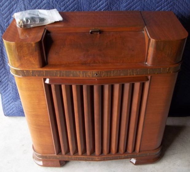 lot 198 image: Vintage Radio