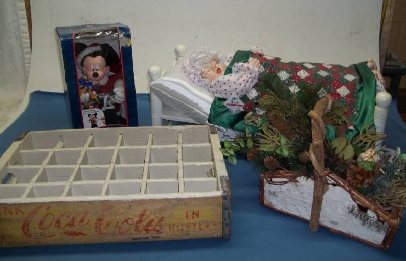 lot 212 image: Christmas Decor and More