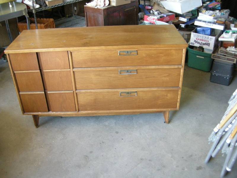 lot 5 image: Vintage Mid-Century Dresser
