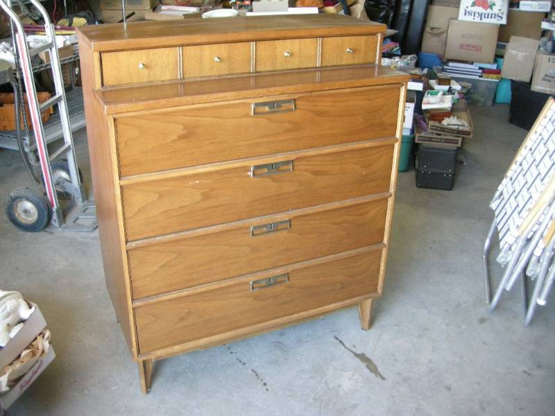 lot 6 image: Vintage Mid-Century Dresser