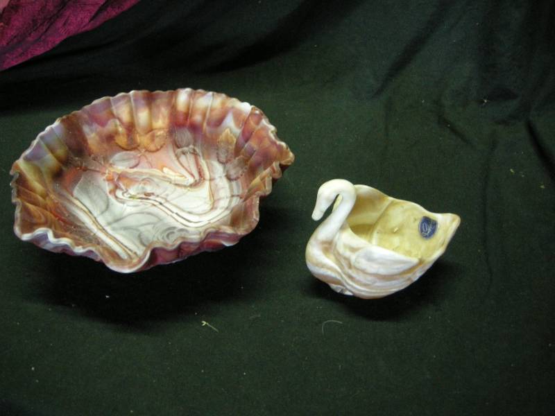 lot 23 image: Vintage Slag Glass Bowl and Swan