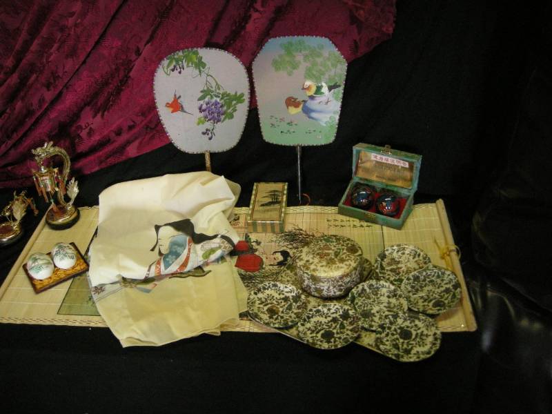 lot 27 image: Vintage Oriental Collectables