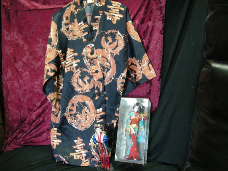 lot 29 image: Vintage Japan Dolls and Dragon Robe