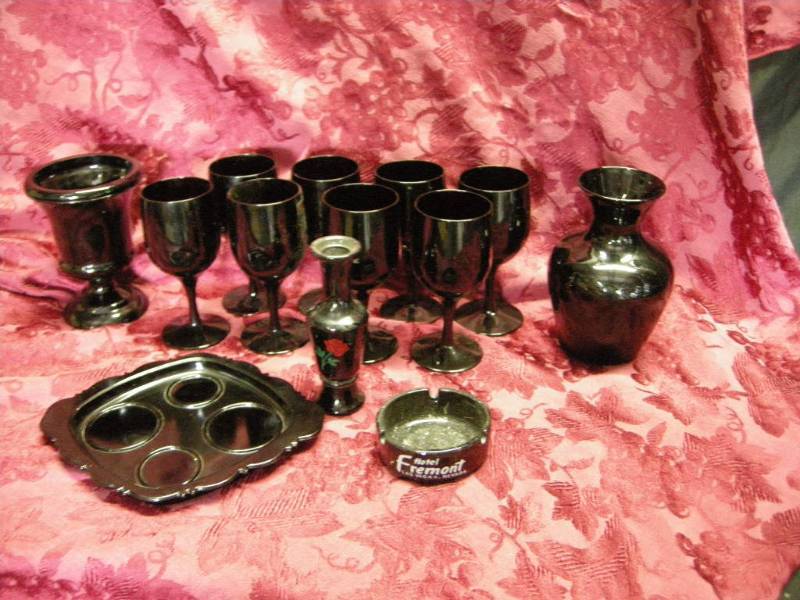 lot 32 image: Vintage Black GlassMilkglass