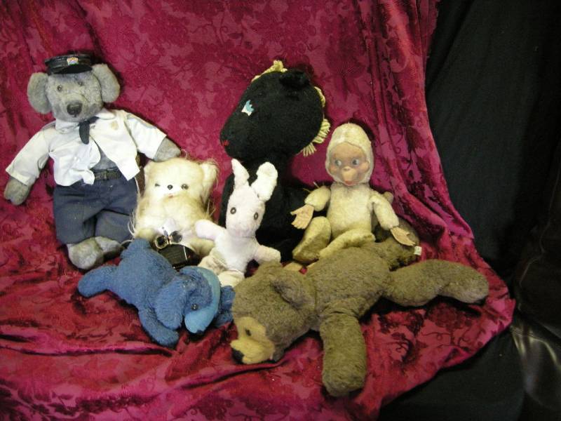 lot 40 image: Vintage Plushy Toys