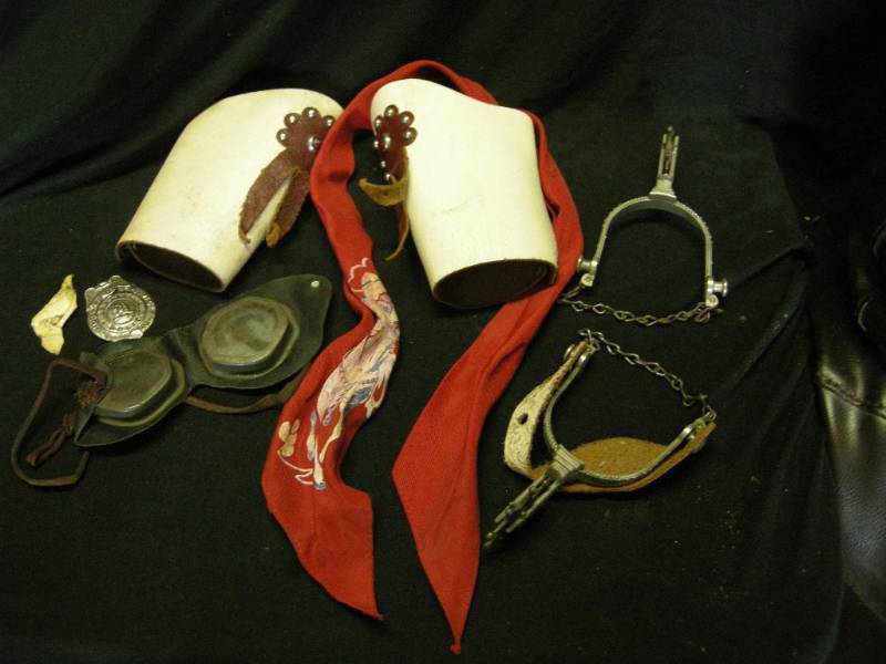 lot 45 image: Vintage Childs Cowboy Accessories