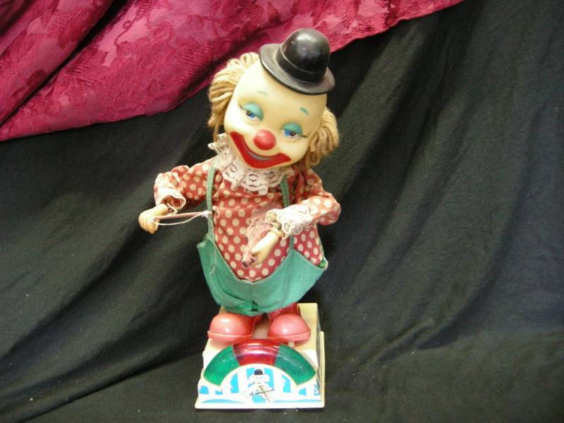 lot 47 image: Vintage Fu-Shin-Toys Mr Bob the Violinist Animated Clown