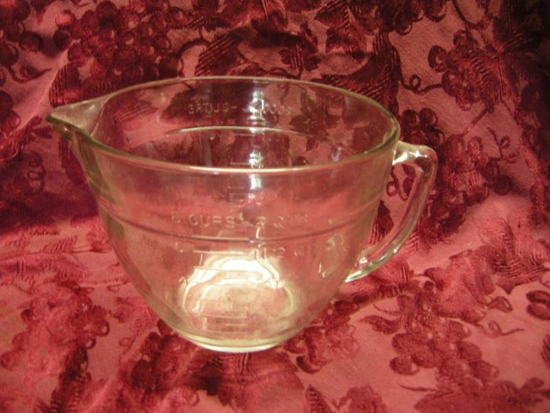 lot 79 image: Large Anchor Hocking Batter Bowl