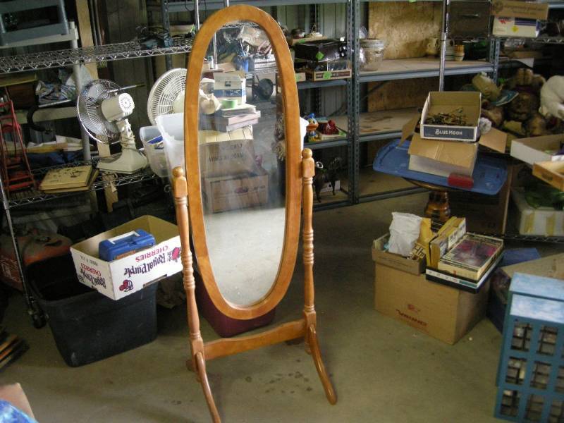 lot 75 image: Oval Vanity Mirror