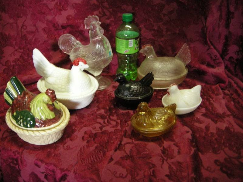 lot 77 image: Group Vintage Hen on Nests