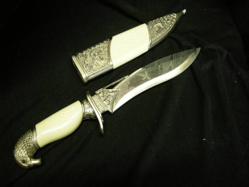 lot 84 image: Eagle Handle Knife