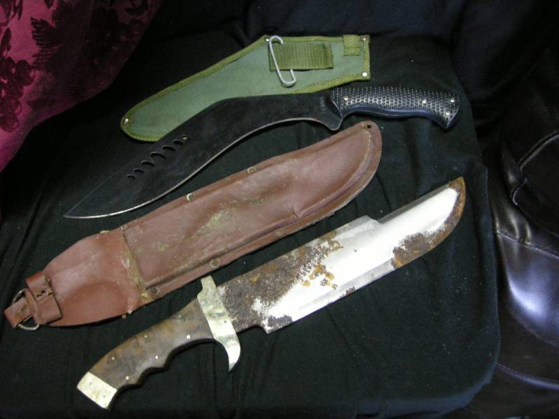 lot 85 image: 2 Large Knives