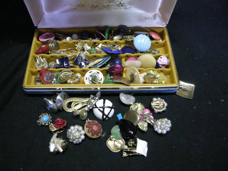 lot 137 image: Vintage Womens Jewelry