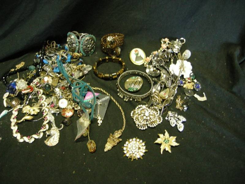 lot 138 image: Group Womens Vintage Jewelry