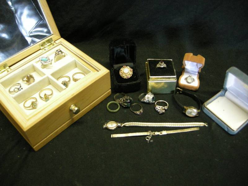 lot 139 image: Womens Rings, Watches, Vintage