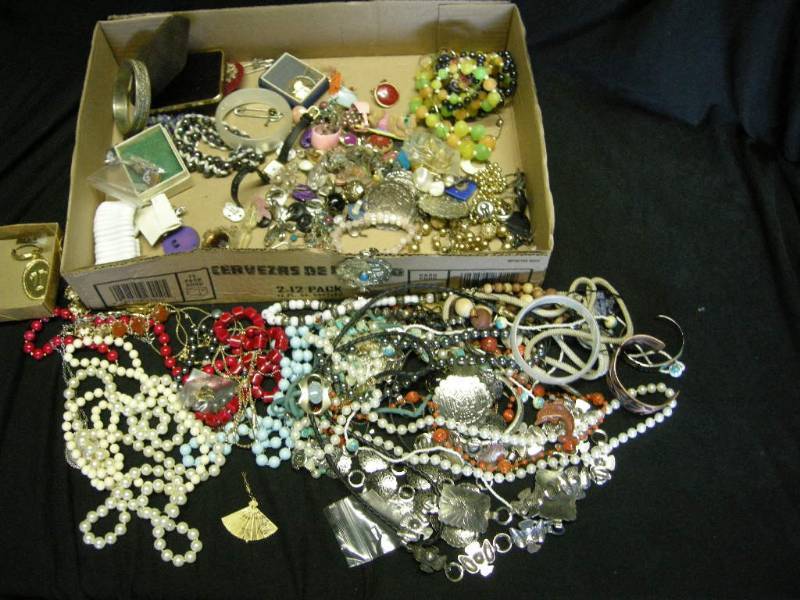 lot 140 image: Womens Costume Type Jewelry