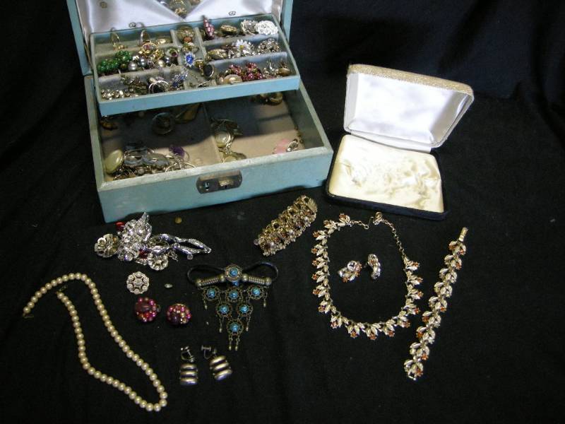 lot 141 image: Womens Vintage Jewelry