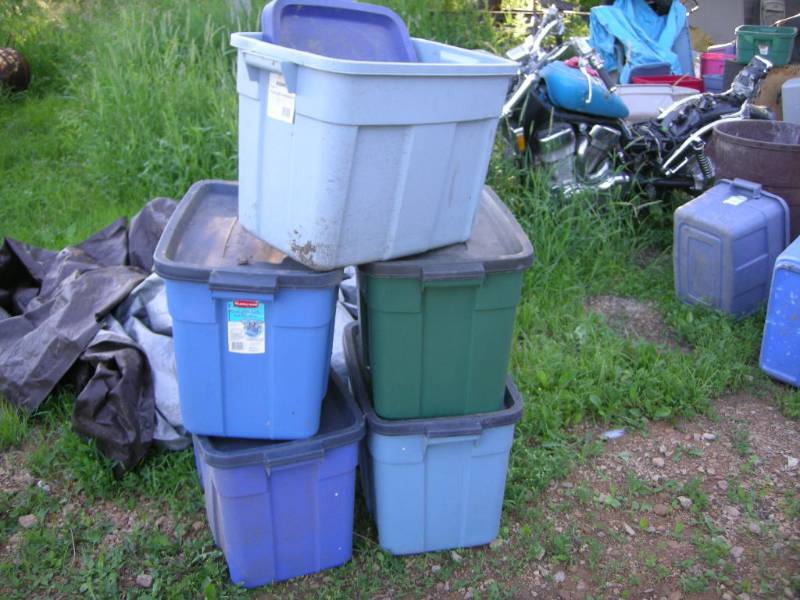 lot 149 image: 5 Rubbermaid Storage Totes