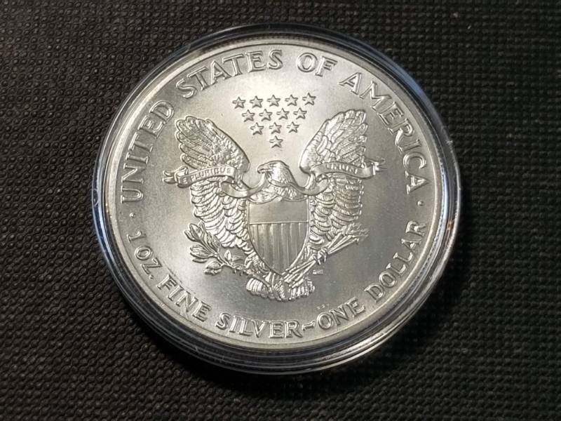 lot 15 image: 1990 AMERICAN SILVER EAGLE 1 TROY OZ. .999 FINE SILVER IN AIRTITE