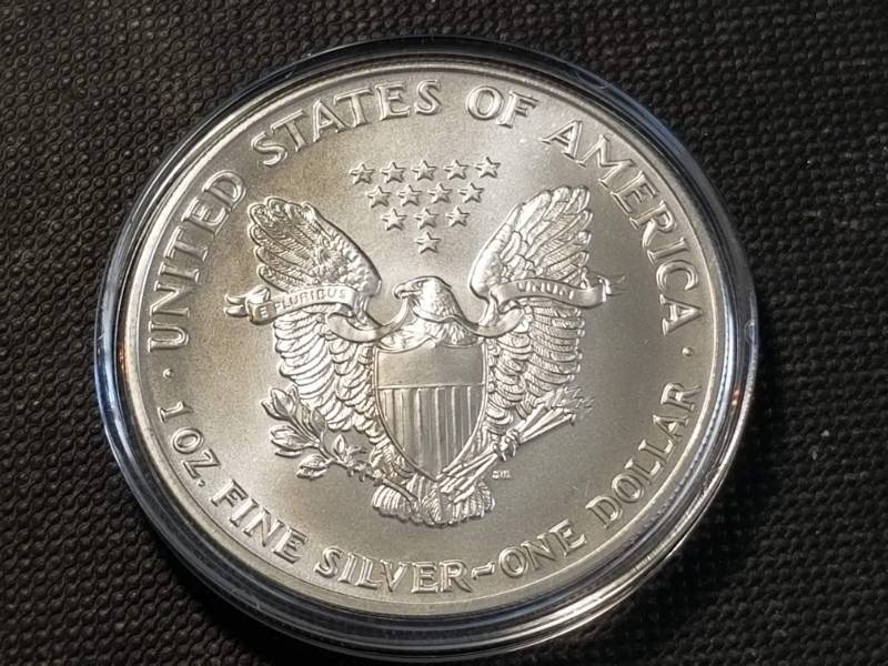 lot 23-B image: 1992 AMERICAN SILVER EAGLE 1 TROY OZ. .999 FINE SILVER IN AIRTITE