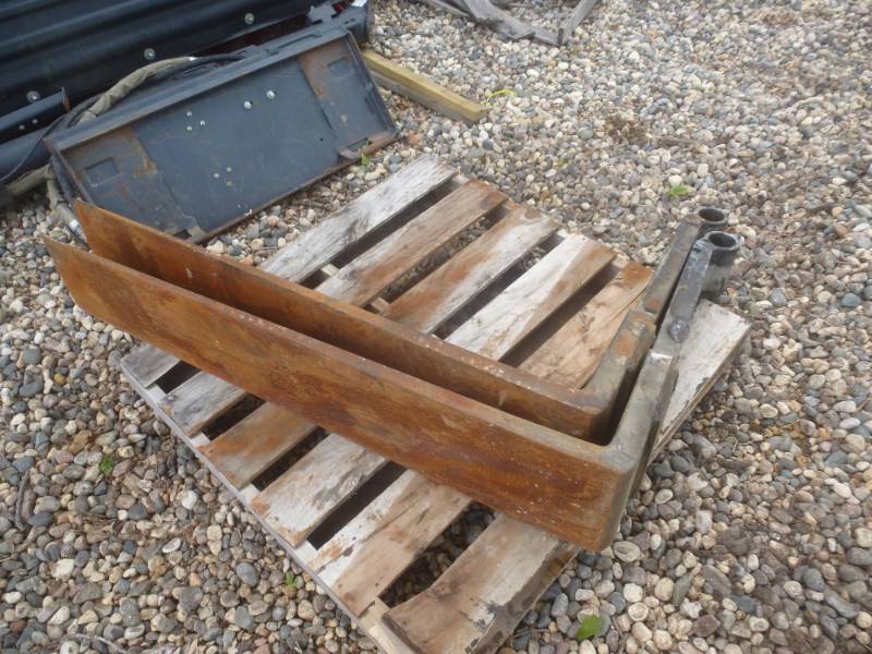 lot 11 image: Lull Forks