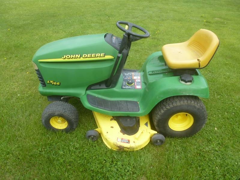 lot 9 image: John Deere LT166 Tractor