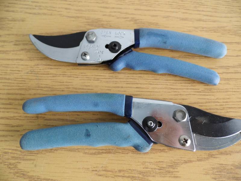2 Pair Fiskars