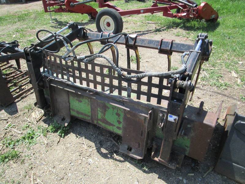 lot 16 image: 6 12 Skid Steer Bucket wGrapple