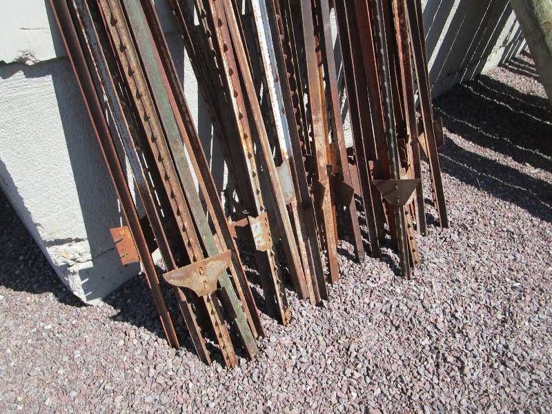 lot 42 image: (33) 5 12-6 T Posts