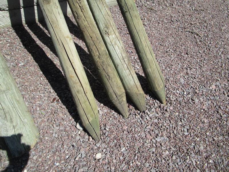 lot 44 image: (4) 4 Posts 7