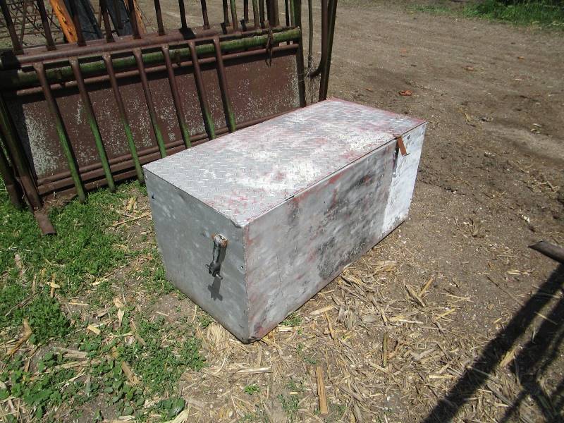 lot 60 image: Alum Tack Show Box