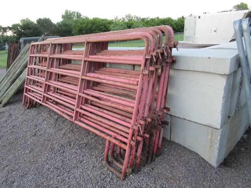 lot 61 image: (7) 12 Portable Corral Panels 5 Tall