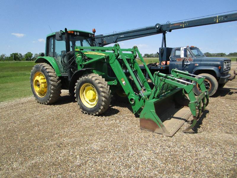 lot 2 image: 2005 John Deer 7320 w741 Loader