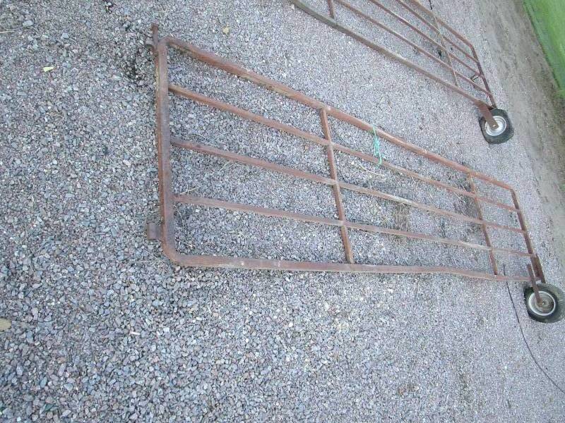 lot 83 image: (2) Gates wWheels 13 12 X 3 12