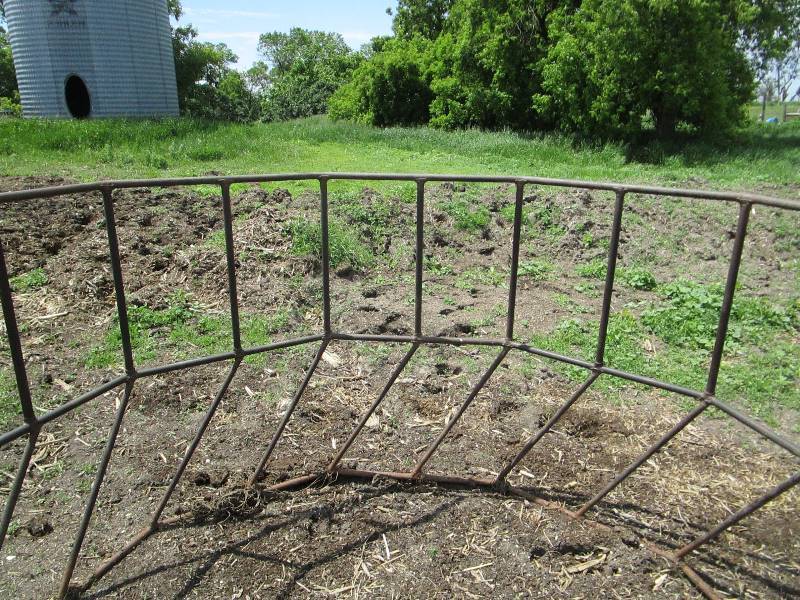 lot 49 image: Heavy Duty Sucker Rod Bale Feeders