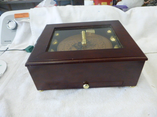lot 12 image: Mr. Christmas Musical Box