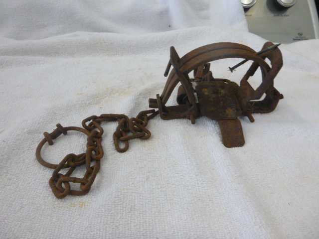 lot 32 image: Hunting Trap