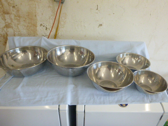 lot 81 image: 5 Stainless Steel Bowls