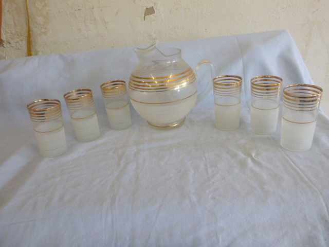 lot 82 image: Vintage Pitcher and 6 Glasses