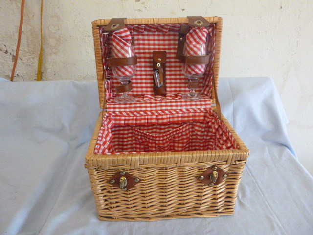 lot 83 image: Small Picnic Basket