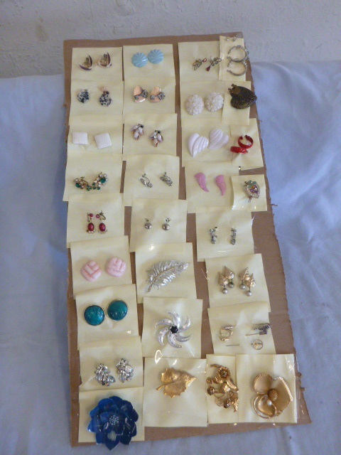 lot 142 image: Lot of Earrings and Pins