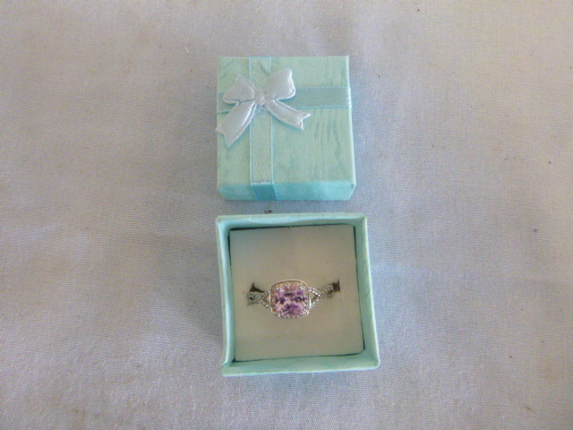 lot 150 image: Pale Pink Stone Ring