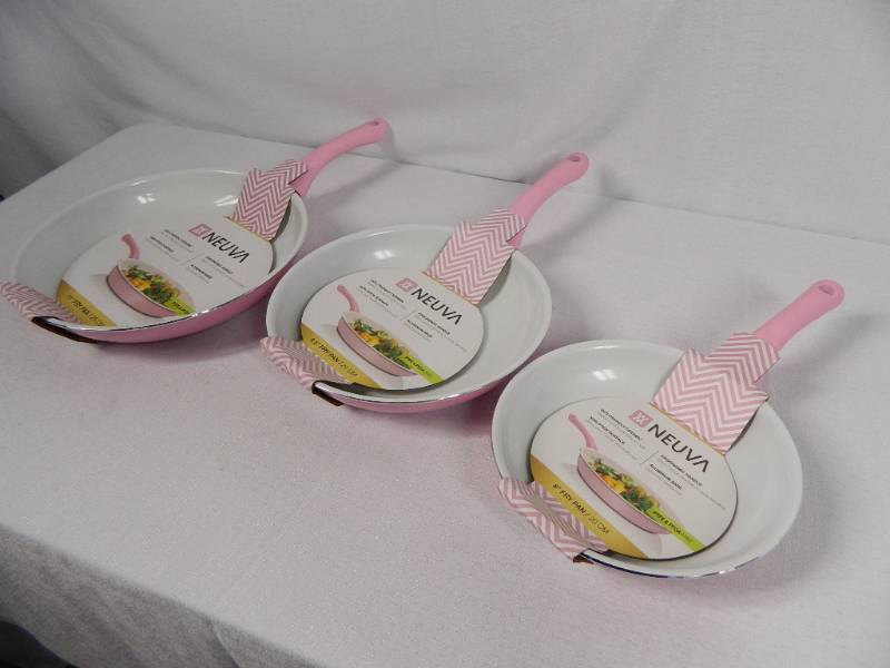 lot 28 image: New 3 Piece Pink Pan Set